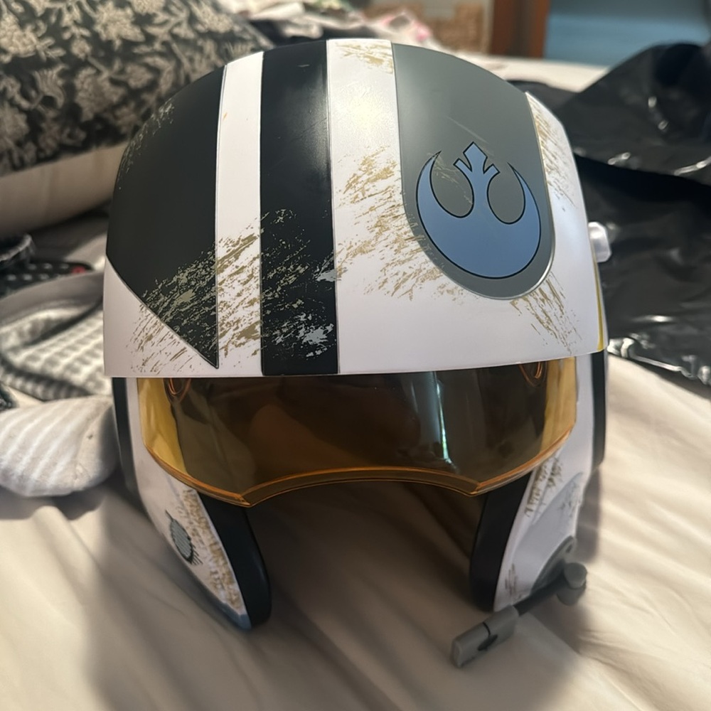 Disney Parks Star Wars Galaxy's Edge White Poe X-Wing Pilot Helmet W/Sounds Prop